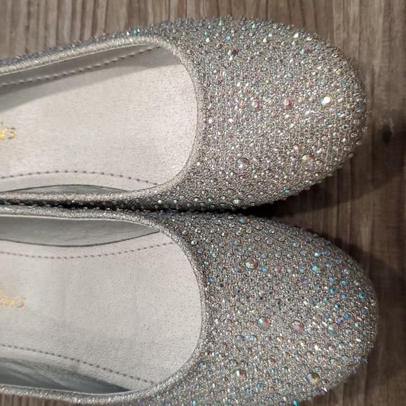 Dream Pairs Silver Rhinestone Ballet Flats Size 1 - Picture 3 of 4